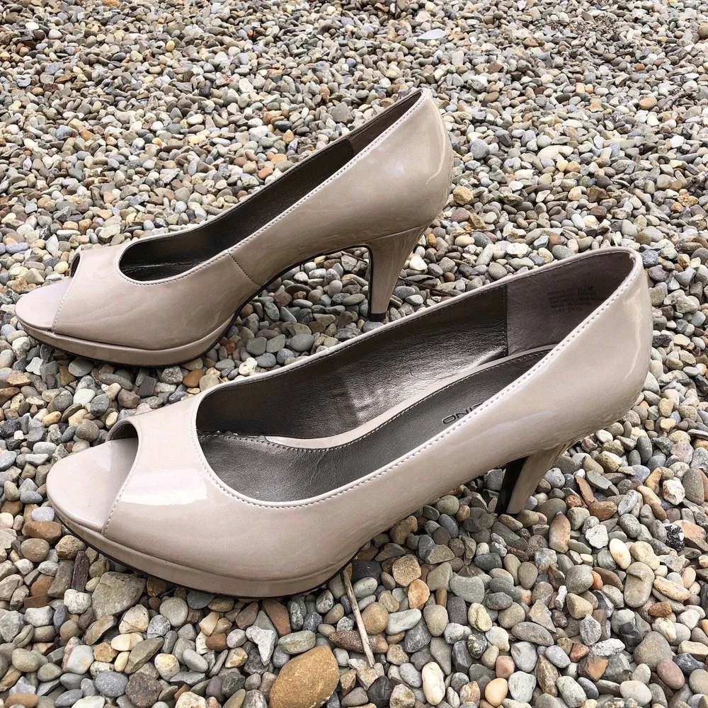 BANDOLINO Beige Shiny Nude Taupe Heels 8.5 M Neutral Pumps Peep Toe Shoes